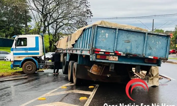 CARRETA PERDE OS FREIOS E ATINGE VEÍCULOS NA SUBIDA DA TANCREDO NEVES, EM FOZ DO IGUAÇU