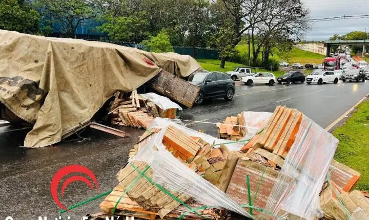 CARRETA PERDE OS FREIOS E ATINGE VEÍCULOS NA SUBIDA DA TANCREDO NEVES, EM FOZ DO IGUAÇU