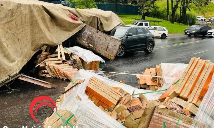 CARRETA PERDE OS FREIOS E ATINGE VEÍCULOS NA SUBIDA DA TANCREDO NEVES, EM FOZ DO IGUAÇU
