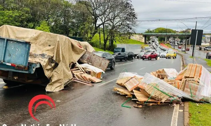 CARRETA PERDE OS FREIOS E ATINGE VEÍCULOS NA SUBIDA DA TANCREDO NEVES, EM FOZ DO IGUAÇU