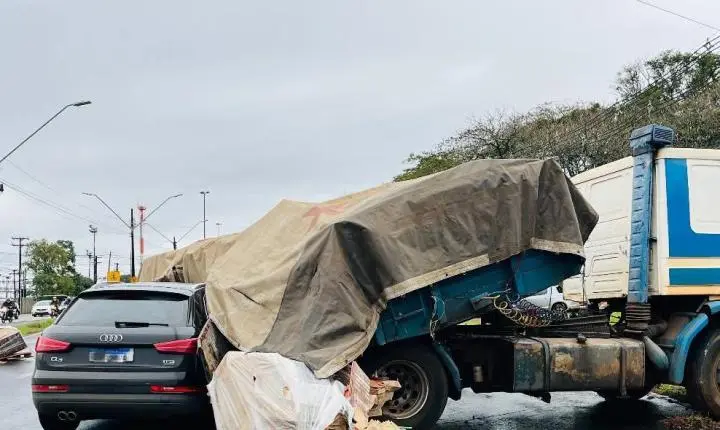 CARRETA PERDE OS FREIOS E ATINGE VEÍCULOS NA SUBIDA DA TANCREDO NEVES, EM FOZ DO IGUAÇU