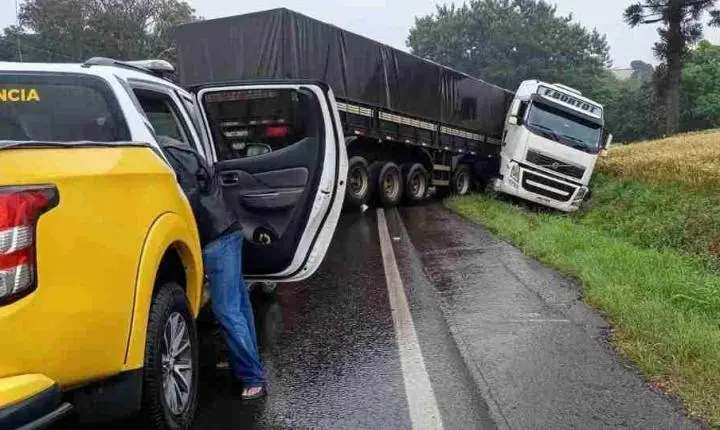 CARRETA SAI DA PISTA E INTERDITA PR-182 EM REALEZA; FILA PASSA DE 4 QUILÔMETROS