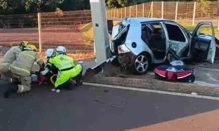 CARRO ATINGE POSTE E ALAMBRADO APÓS MOTORISTA PERDER O CONTROLE NA BR-163
