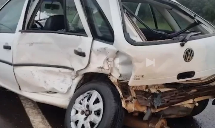 CARRO CARREGADO COM CONTRABANDO DE CIGARROS SE ENVOLVE EM FORTE ACIDENTE NA BR-277