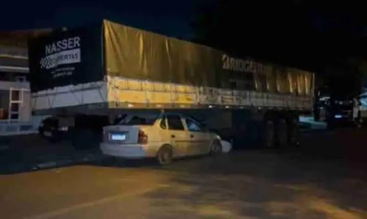 CARRO FICA EMBAIXO DE CARRETA E MOTORISTA SAI ILESO EM CASCAVEL