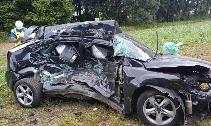 CARRO SE ENVOLVE EM COLISÃO COM DOIS CAMINHÕES NA BR-373