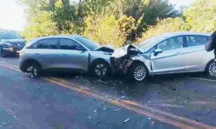 CARROS BATEM DE FRENTE E DEIXAM DOIS MOTORISTAS FERIDOS NA PR-317