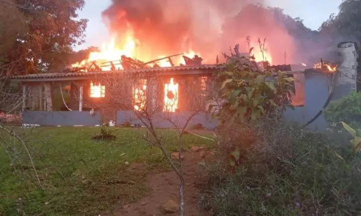 CASA É DESTRUÍDA PELO FOGO NO INTERIOR DE MISSAL