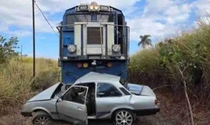 CHEVETTE É ARRASTADO POR CERCA DE 200 METROS APÓS COLISÃO COM TREM E MOTORISTA MORRE NO PARANÁ