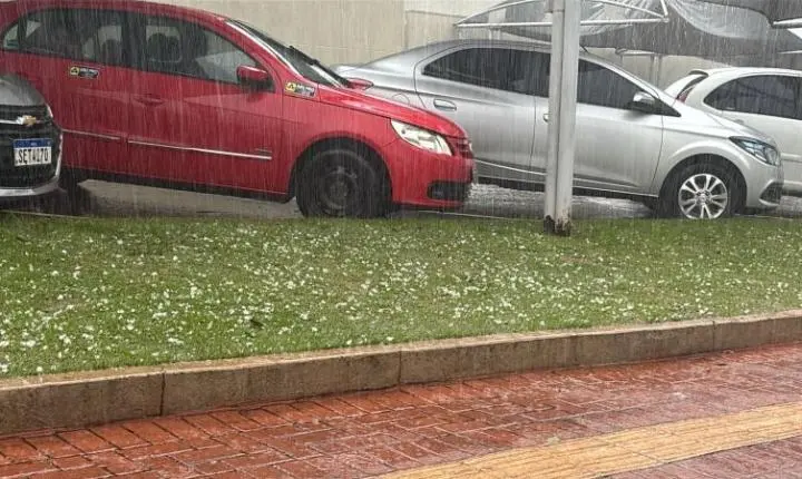 CHUVA DE GRANIZO SURPREENDE MORADORES E MOBILIZA MOTORISTAS EM SÃO MIGUEL DO IGUAÇU
