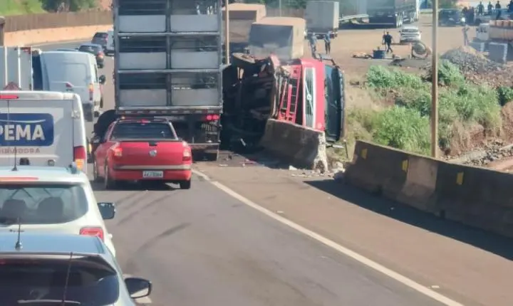 COLISÃO ENTRE CAMINHÕES DEIXA TRÂNSITO LENTO NA BR-277 EM MATELÂNDIA