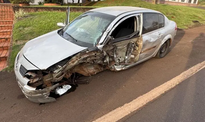 COLISÃO ENTRE CARRO E CAMINHÃO É REGISTRADA NA PR-495 EM SANTA HELENA