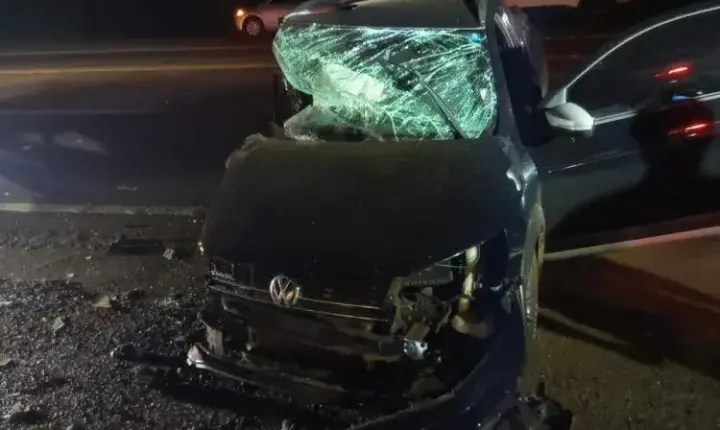COLISÃO ENTRE CARRO E CAMINHONETE DEIXA MOTORISTA FERIDO NA BR-467