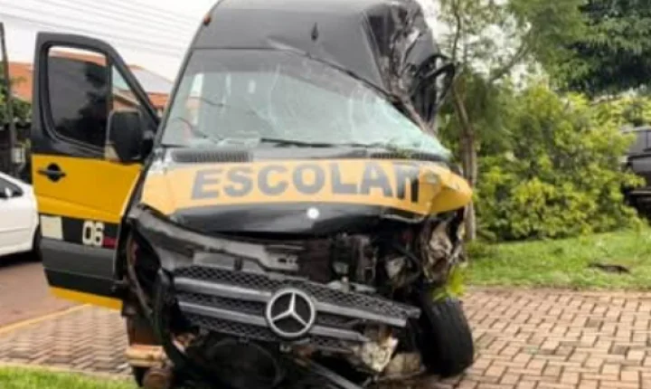 COLISÃO ENTRE VAN ESCOLAR E SUV DEIXA IDOSO FERIDO EM SANTA HELENA