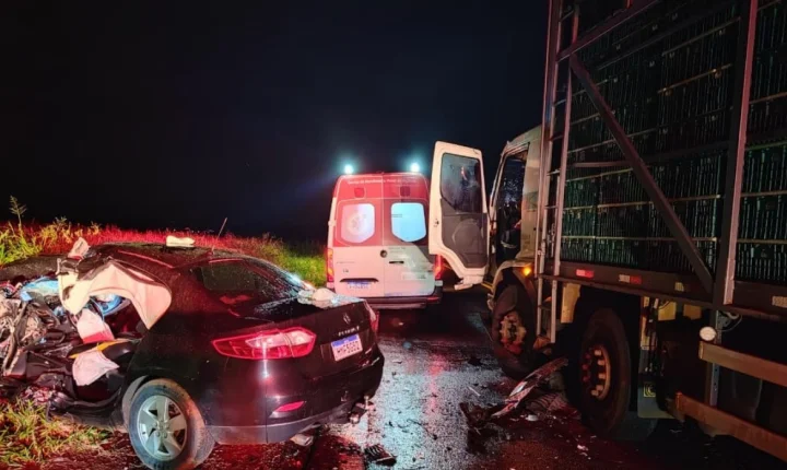 COLISÃO FRONTAL NA PR-497 DEIXA MOTORISTA GRAVEMENTE FERIDO EM ITAIPULÂNDIA