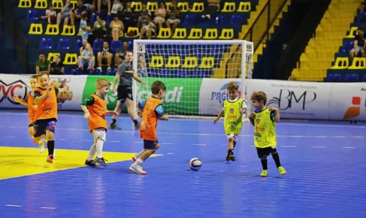 COPA UNIÃO: AFI UNIGUAÇU ITAIPULÂNDIA GOLEIA PALMAS E FAZ FESTA COM A TORCIDA