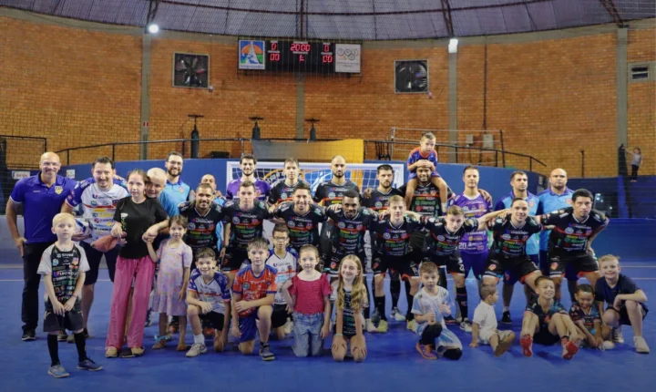 COPA UNIÃO: AFI UNIGUAÇU ITAIPULÂNDIA GOLEIA PALMAS E FAZ FESTA COM A TORCIDA