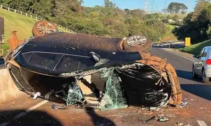 COROLLA BATE CONTRA MURETA E CAPOTA NA PRC-467 EM CASCAVEL