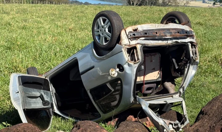 CORSA CAPOTA É ENCONTRADO NA ESTRADA DA SANTA, EM ITAIPULÂNDIA