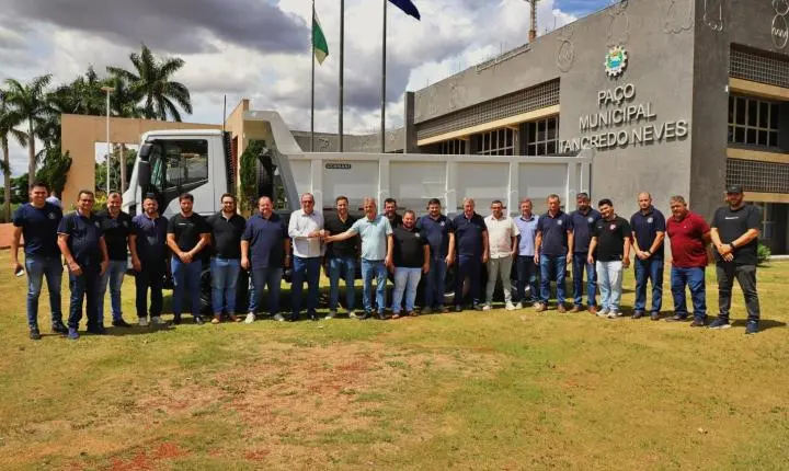 DEPUTADO PAULO LITRO ENTREGA CAMINHÃO CAÇAMBA E ANUNCIA NOVOS RECURSOS PARA ITAIPULÂNDIA