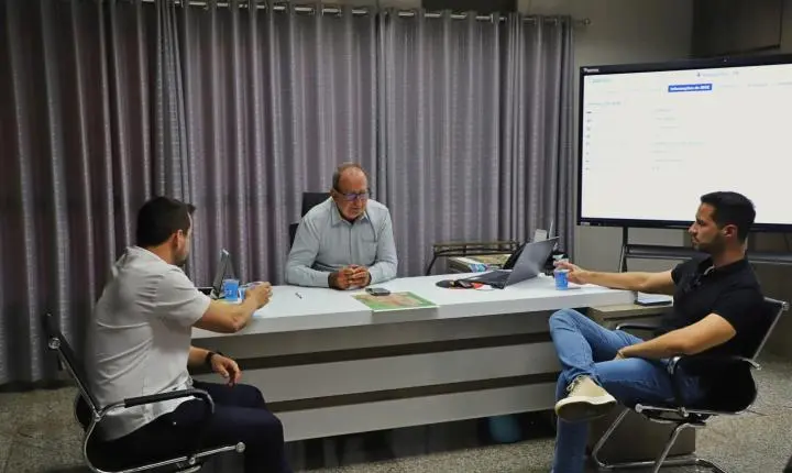 DEPUTADO PAULO LITRO ENTREGA CAMINHÃO CAÇAMBA E ANUNCIA NOVOS RECURSOS PARA ITAIPULÂNDIA