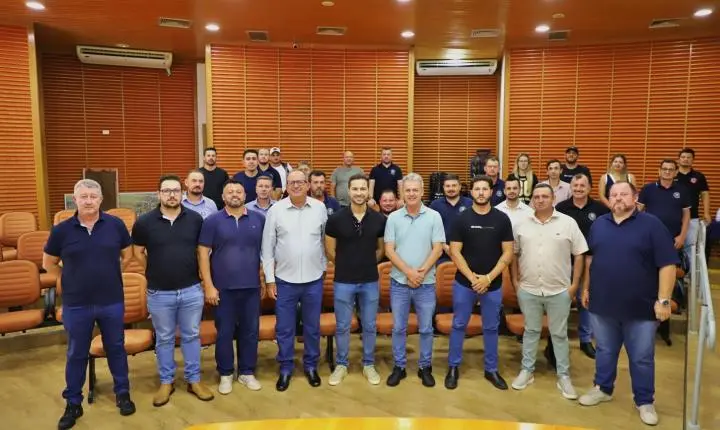 DEPUTADO PAULO LITRO ENTREGA CAMINHÃO CAÇAMBA E ANUNCIA NOVOS RECURSOS PARA ITAIPULÂNDIA