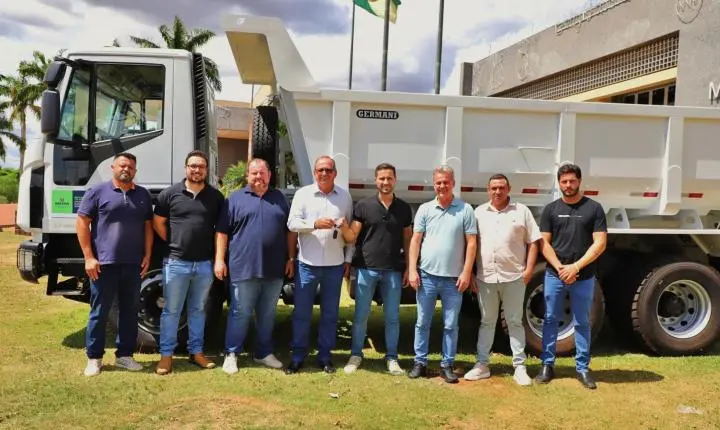 DEPUTADO PAULO LITRO ENTREGA CAMINHÃO CAÇAMBA E ANUNCIA NOVOS RECURSOS PARA ITAIPULÂNDIA