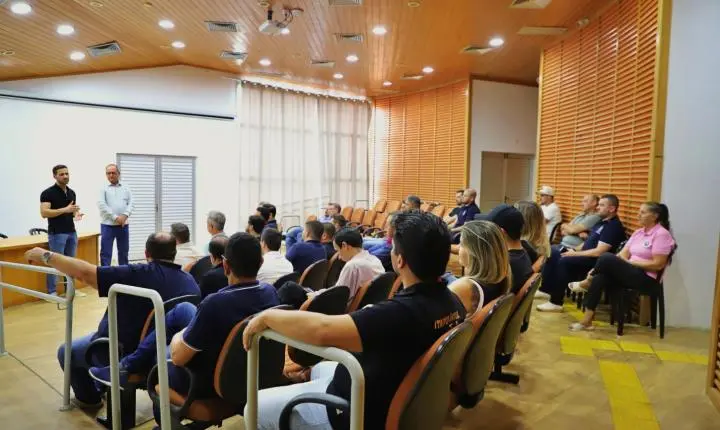 DEPUTADO PAULO LITRO ENTREGA CAMINHÃO CAÇAMBA E ANUNCIA NOVOS RECURSOS PARA ITAIPULÂNDIA
