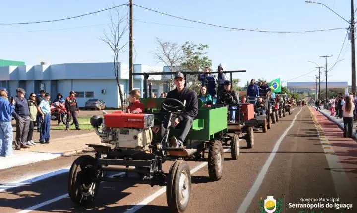 DESFILE DE 7 DE SETEMBRO REÚNE COMUNIDADE E CELEBRA 204 ANOS DA INDEPENDÊNCIA DO BRASIL EM SERRANÓPOLIS DO IGUAÇU