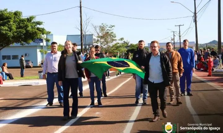 DESFILE DE 7 DE SETEMBRO REÚNE COMUNIDADE E CELEBRA 204 ANOS DA INDEPENDÊNCIA DO BRASIL EM SERRANÓPOLIS DO IGUAÇU