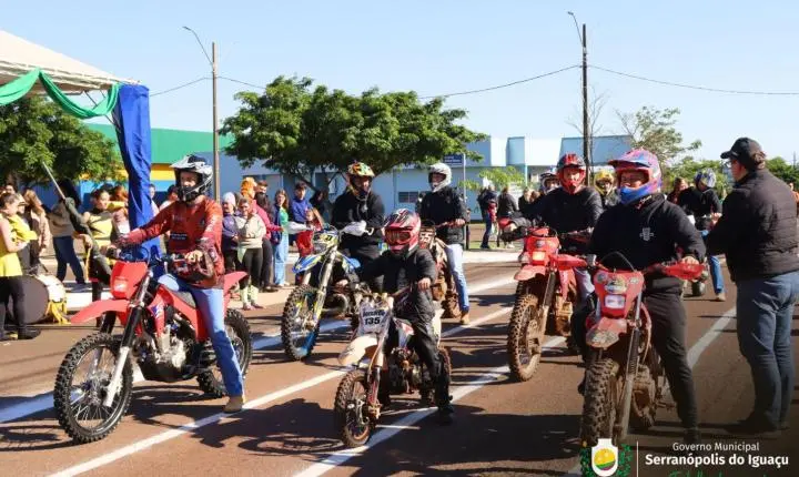 DESFILE DE 7 DE SETEMBRO REÚNE COMUNIDADE E CELEBRA 204 ANOS DA INDEPENDÊNCIA DO BRASIL EM SERRANÓPOLIS DO IGUAÇU