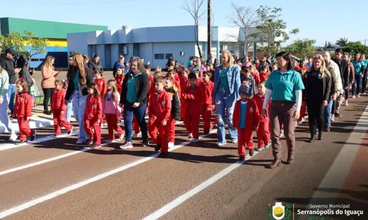 DESFILE DE 7 DE SETEMBRO REÚNE COMUNIDADE E CELEBRA 204 ANOS DA INDEPENDÊNCIA DO BRASIL EM SERRANÓPOLIS DO IGUAÇU