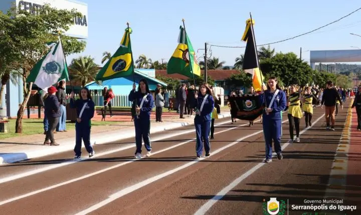 DESFILE DE 7 DE SETEMBRO REÚNE COMUNIDADE E CELEBRA 204 ANOS DA INDEPENDÊNCIA DO BRASIL EM SERRANÓPOLIS DO IGUAÇU