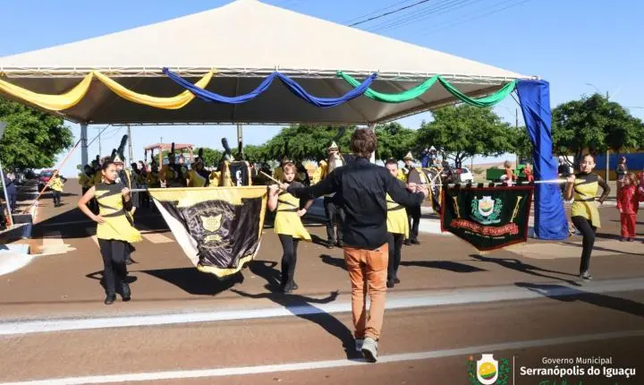 DESFILE DE 7 DE SETEMBRO REÚNE COMUNIDADE E CELEBRA 204 ANOS DA INDEPENDÊNCIA DO BRASIL EM SERRANÓPOLIS DO IGUAÇU
