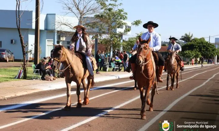 DESFILE DE 7 DE SETEMBRO REÚNE COMUNIDADE E CELEBRA 204 ANOS DA INDEPENDÊNCIA DO BRASIL EM SERRANÓPOLIS DO IGUAÇU