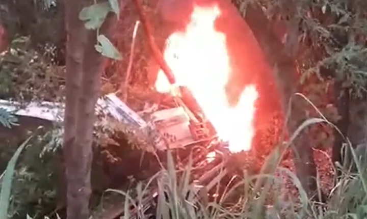 DUAS PESSOAS MORREM CARBONIZADAS EM ACIDENTE COM CAMINHÃO DE PEIXE ENTRE MISSAL E ITAIPULÂNDIA; TRÊS FERIDOS FORAM RESGATADOS