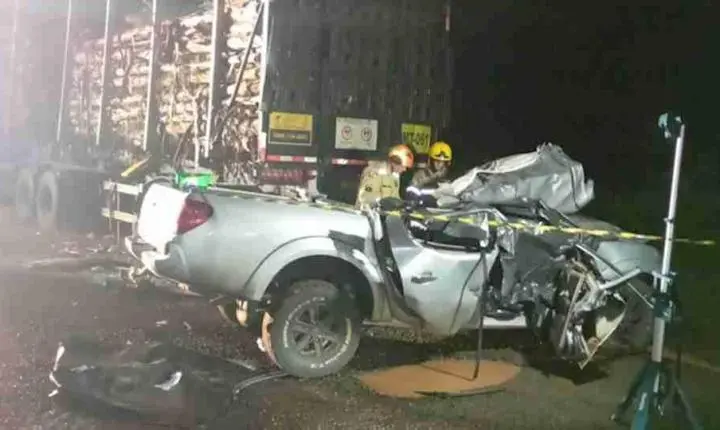 DUAS PESSOAS MORREM E OUTRAS DUAS FICAM FERIDAS EM GRAVE ACIDENTE NA PR-160
