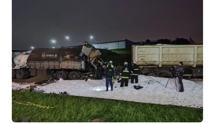 DUAS PESSOAS MORREM EM GRAVE ACIDENTE ENVOLVENDO DOIS CAMINHÕES E UM CARRO NA BR-277