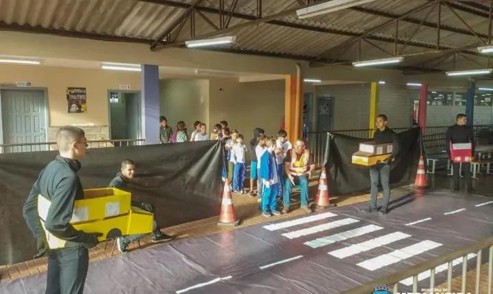 MEDIANEIRA PROMOVE AÇÕES EDUCATIVAS DO MAIO AMARELO COM ALUNOS DA ESCOLA CARLOS LACERDA