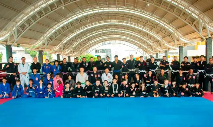 ESCOLA DE ARTES MARCIAIS PROMOVE GRANDE EVENTO DE GRADUAÇÃO DE JIU-JITSU NA RUA COBERTA EM SÃO MIGUEL