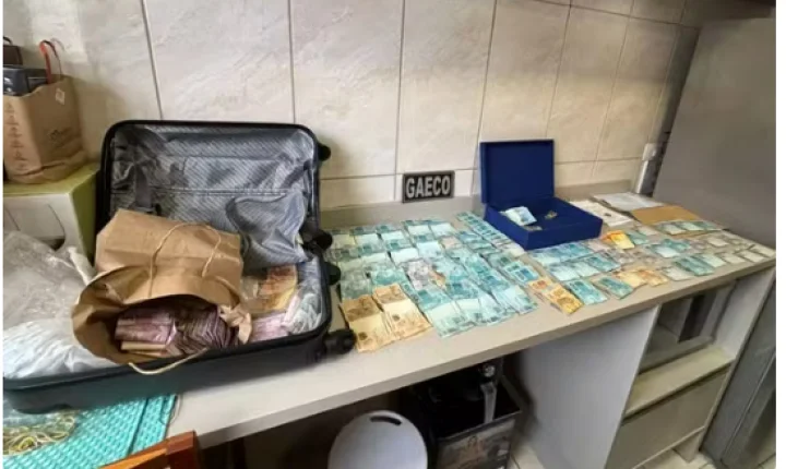'ESSE É MEU': VEREADOR DE CURITIBA LÓRENS NOGUEIRA, SUSPEITO DE RACHADINHA, É FILMADO RECEBENDO DINHEIRO VIVO DE FUNCIONÁRIA