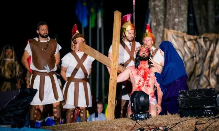 FÉ, EMOÇÃO E REFLEXÃO MARCAM ESPETÁCULO DA ENCENAÇÃO DA PAIXÃO DE CRISTO EM ITAIPULÂNDIA
