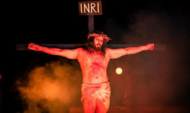 FÉ, EMOÇÃO E REFLEXÃO MARCAM ESPETÁCULO DA ENCENAÇÃO DA PAIXÃO DE CRISTO EM ITAIPULÂNDIA