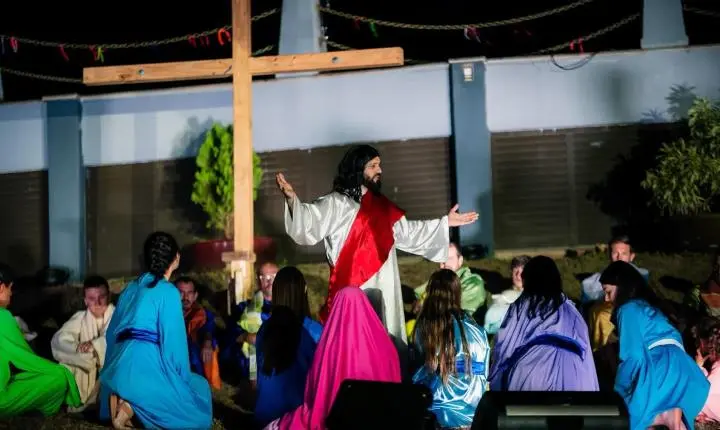 FÉ, EMOÇÃO E REFLEXÃO MARCAM ESPETÁCULO DA ENCENAÇÃO DA PAIXÃO DE CRISTO EM ITAIPULÂNDIA