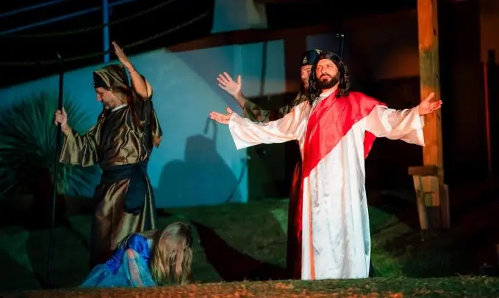 FÉ, EMOÇÃO E REFLEXÃO MARCAM ESPETÁCULO DA ENCENAÇÃO DA PAIXÃO DE CRISTO EM ITAIPULÂNDIA