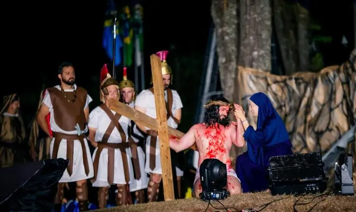 FÉ, EMOÇÃO E REFLEXÃO MARCAM ESPETÁCULO DA ENCENAÇÃO DA PAIXÃO DE CRISTO EM ITAIPULÂNDIA