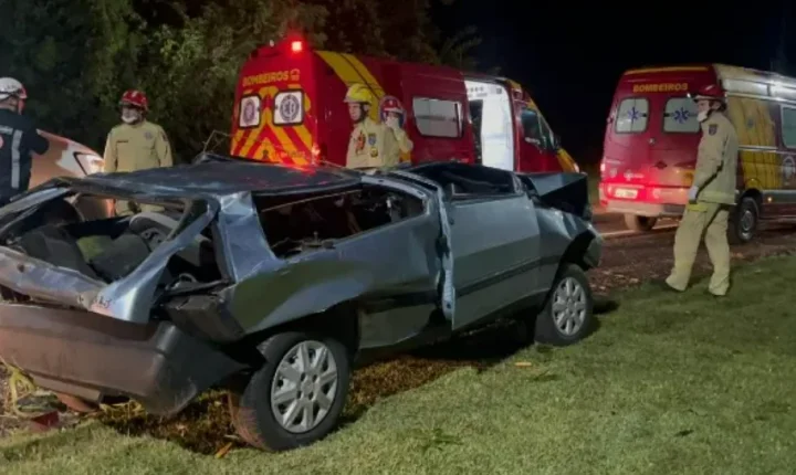 FIAT UNO CAPOTA APÓS SAIR DA PISTA NA PR-471