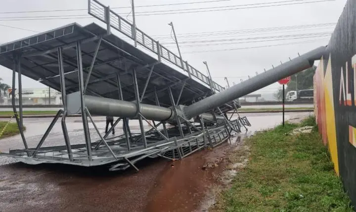 FORTE TEMPORAL DERRUBA OUTDOOR SOBRE A BR-277 EM CASCAVEL