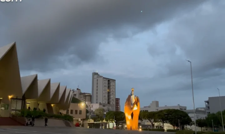 FRENTE FRIA AVANÇA E AUMENTA RISCO DE TEMPORAIS EM CASCAVEL E REGIÃO