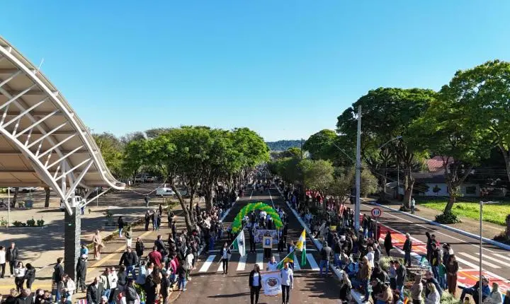GRANDE PÚBLICO PRESTIGIA DESFILE CÍVICO DE 7 DE SETEMBRO QUE EXALTOU OS 65 ANOS DE SÃO MIGUEL DO IGUAÇU